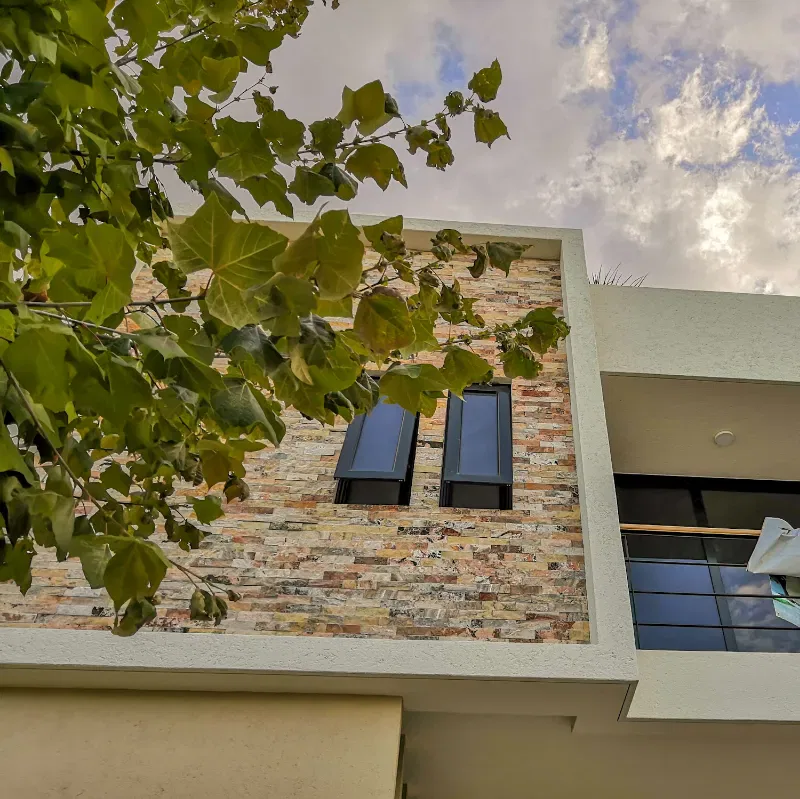 Fachada de casa terminada con piedra - construimos tu casa - Backer Developments Desarrollador Inmobiliario en San Luis Potosí - Backer.mx